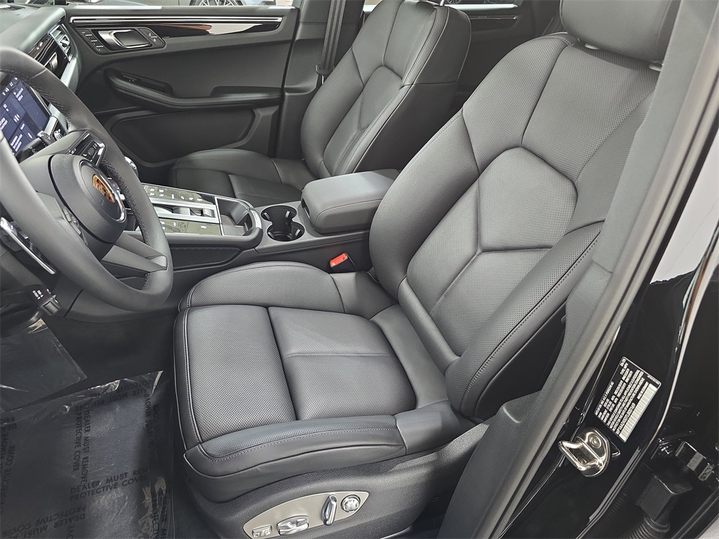 2026 Porsche Macan T photo 4