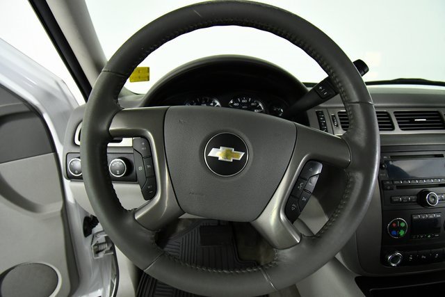 2013 Chevrolet Suburban 1500 LT photo 2