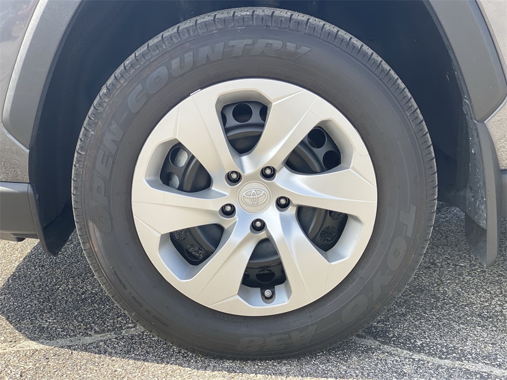 2022 Toyota RAV4 LE photo 17
