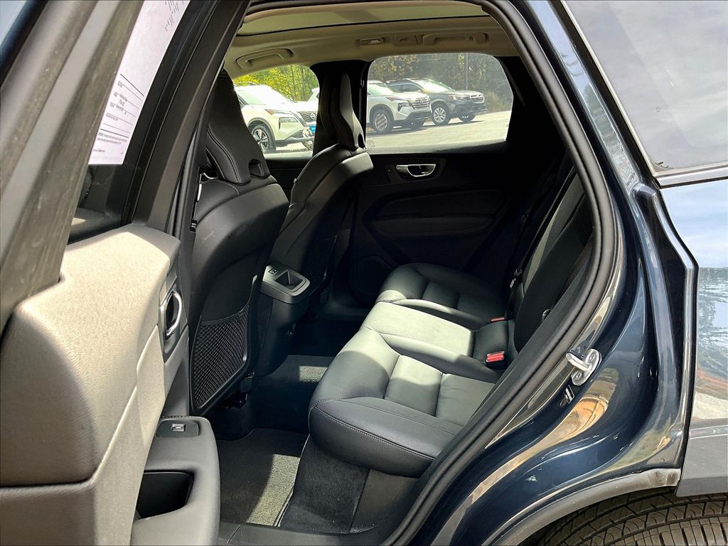 2025 Volvo XC60 B5 Plus photo 23