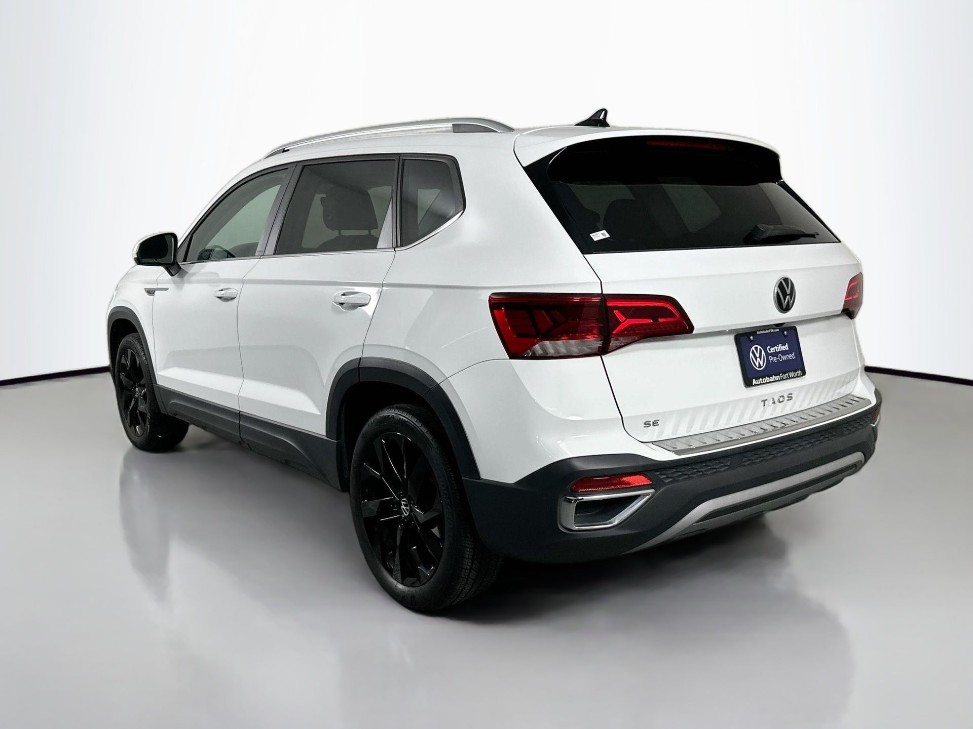2022 Volkswagen Taos SE photo 2