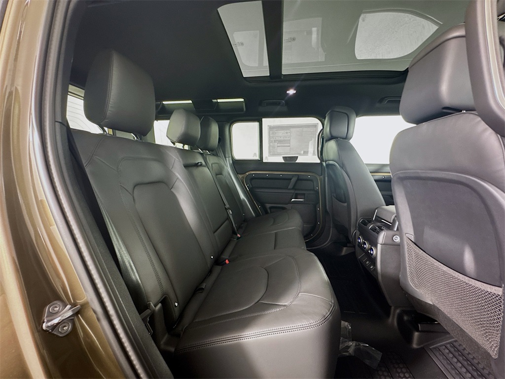 2025 Land Rover Defender 110 X-Dynamic SE photo 23