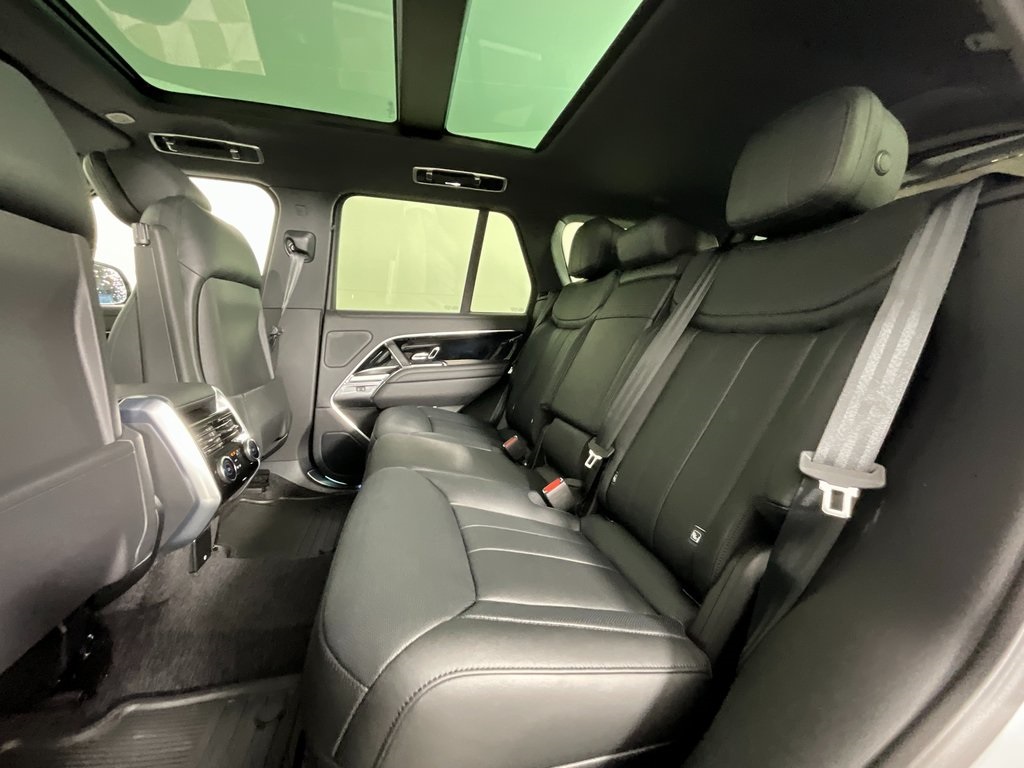 2025 Land Rover Range Rover SE photo 4