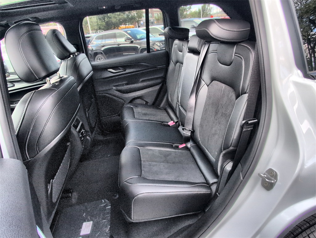 2025 Jeep Grand Cherokee Laredo Altitude photo 22