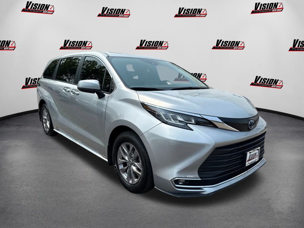 2022 Toyota Sienna XLE photo 3