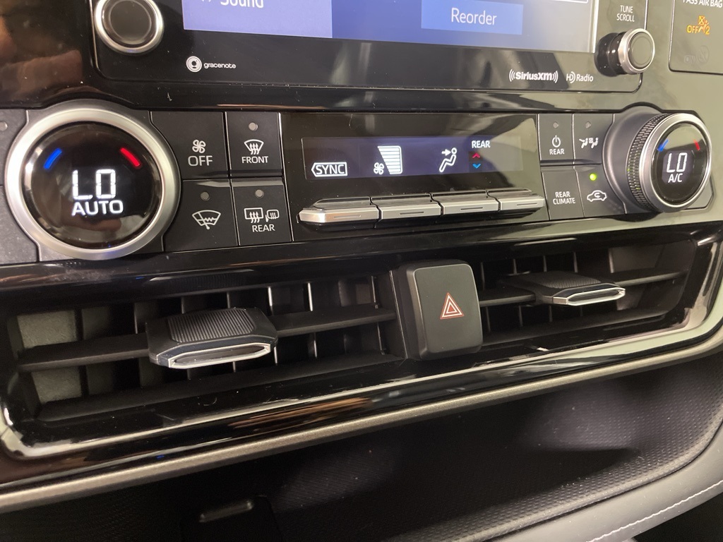 2022 Toyota Highlander XLE photo 26
