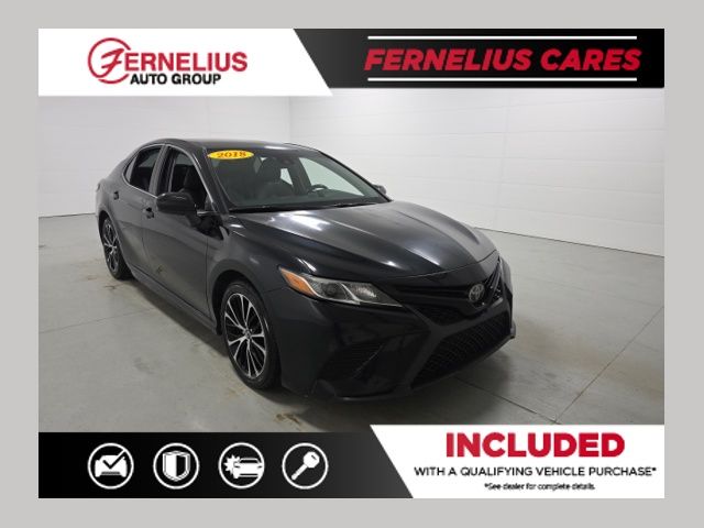 2018 Toyota Camry SE's photo