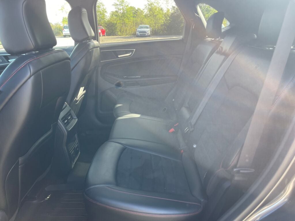 2020 Ford Edge ST photo 17