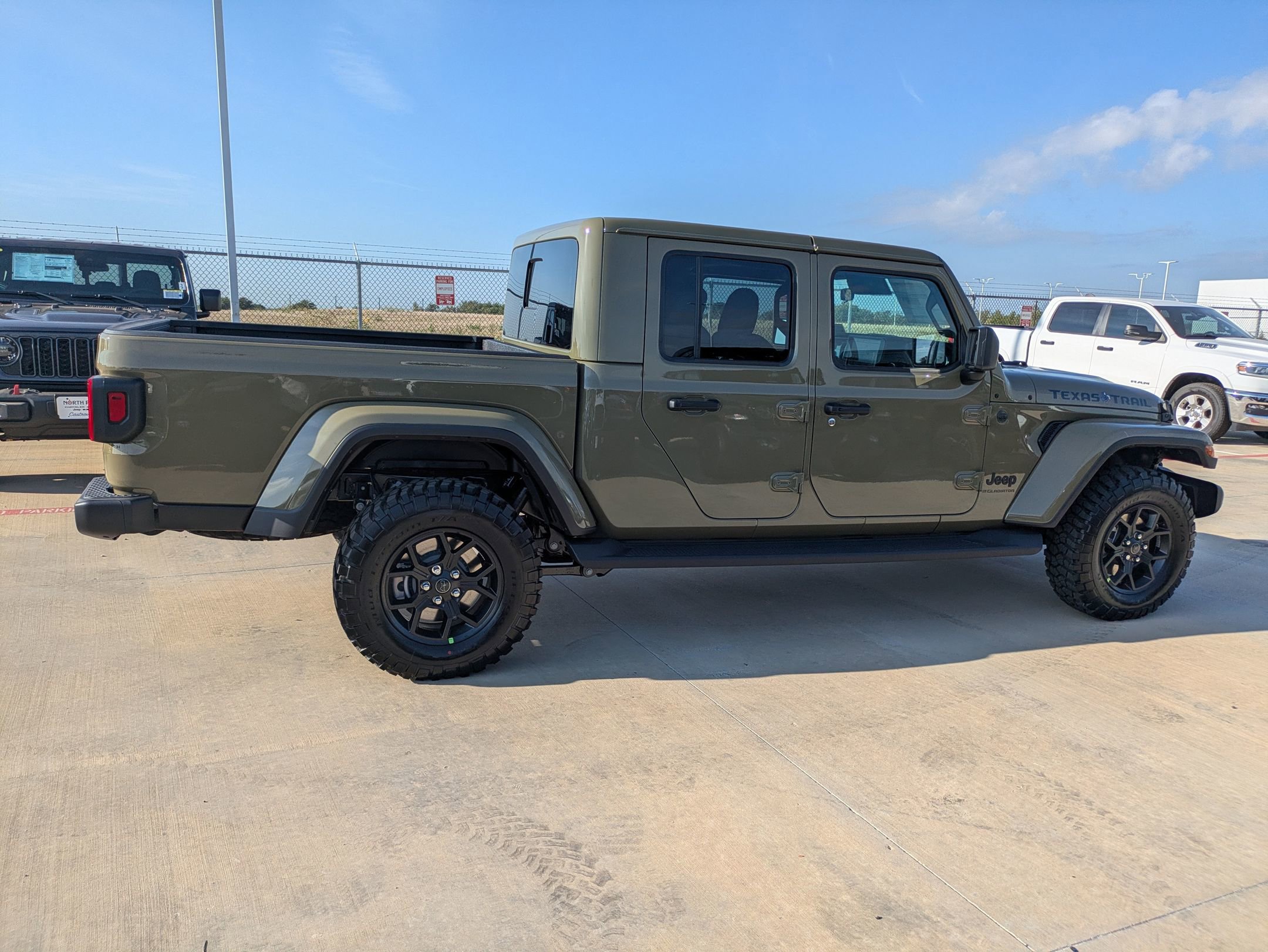2025 Jeep Gladiator Texas Trail Sport photo 2