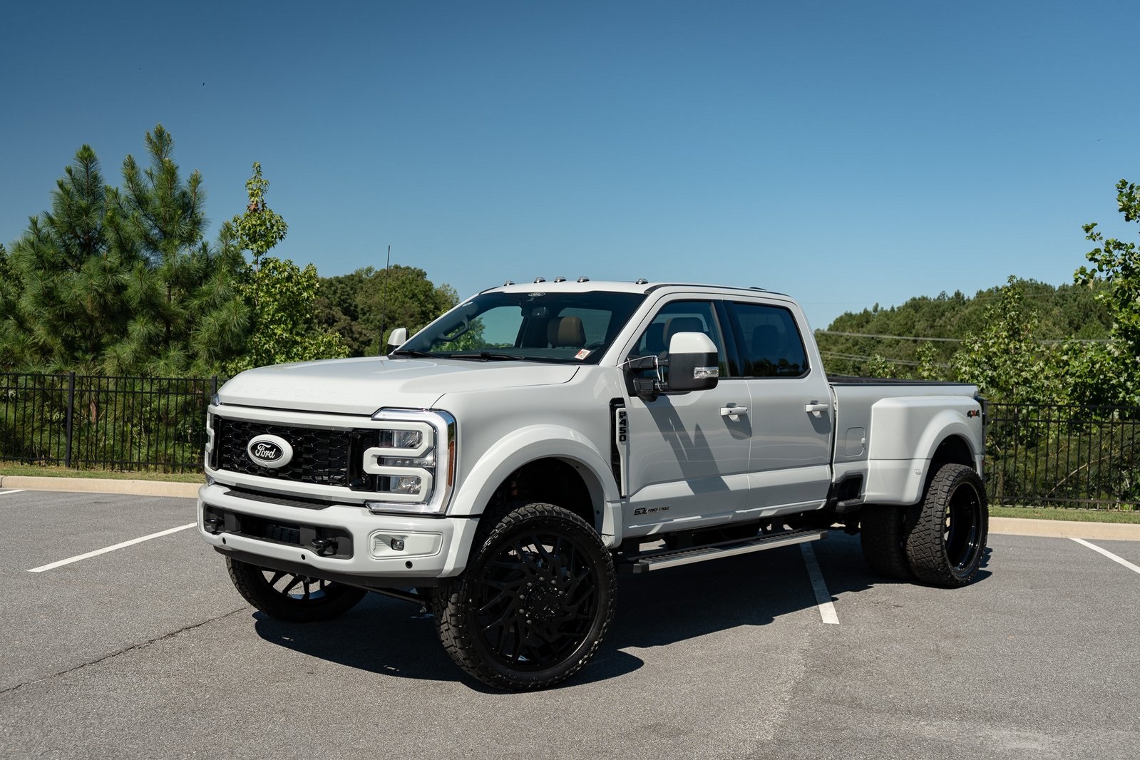 2025 Ford F-450 photo 2