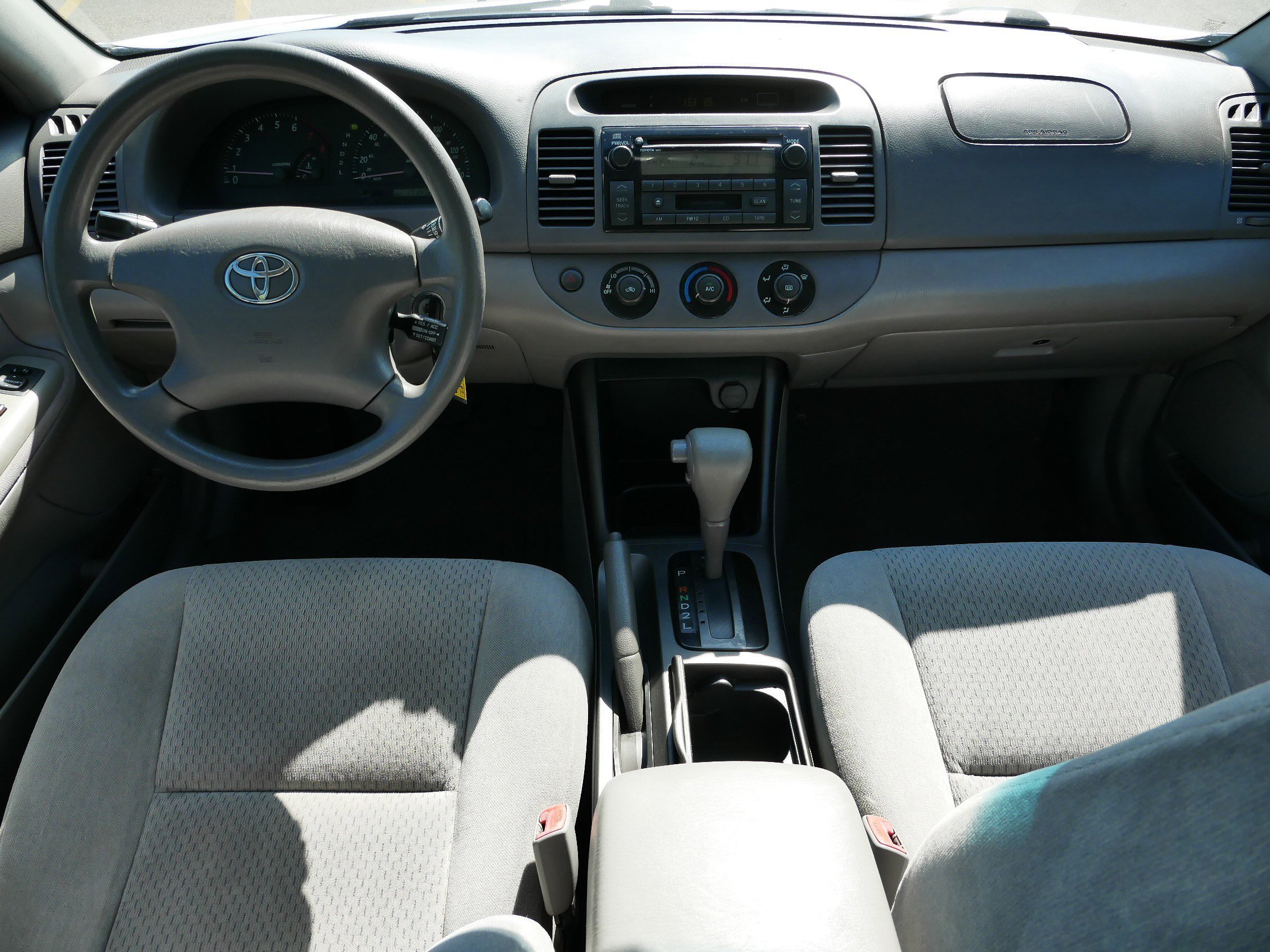 2004 Toyota Camry LE photo 10