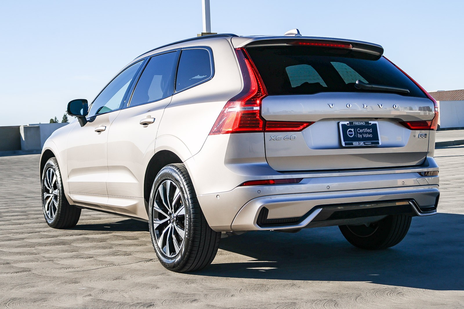 2025 Volvo XC60 B5 Plus photo 4