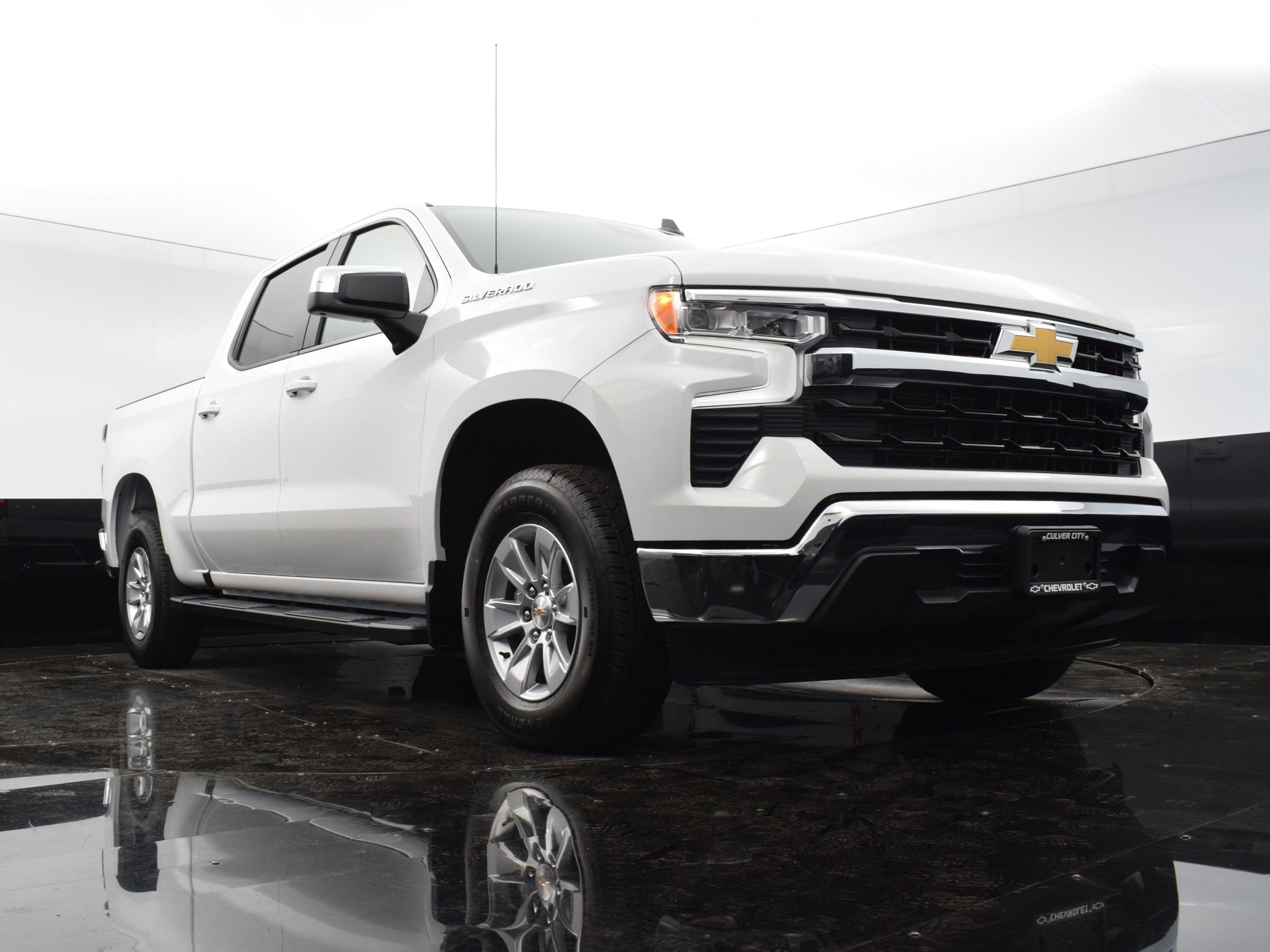 2025 Chevrolet Silverado 1500 LT's photo