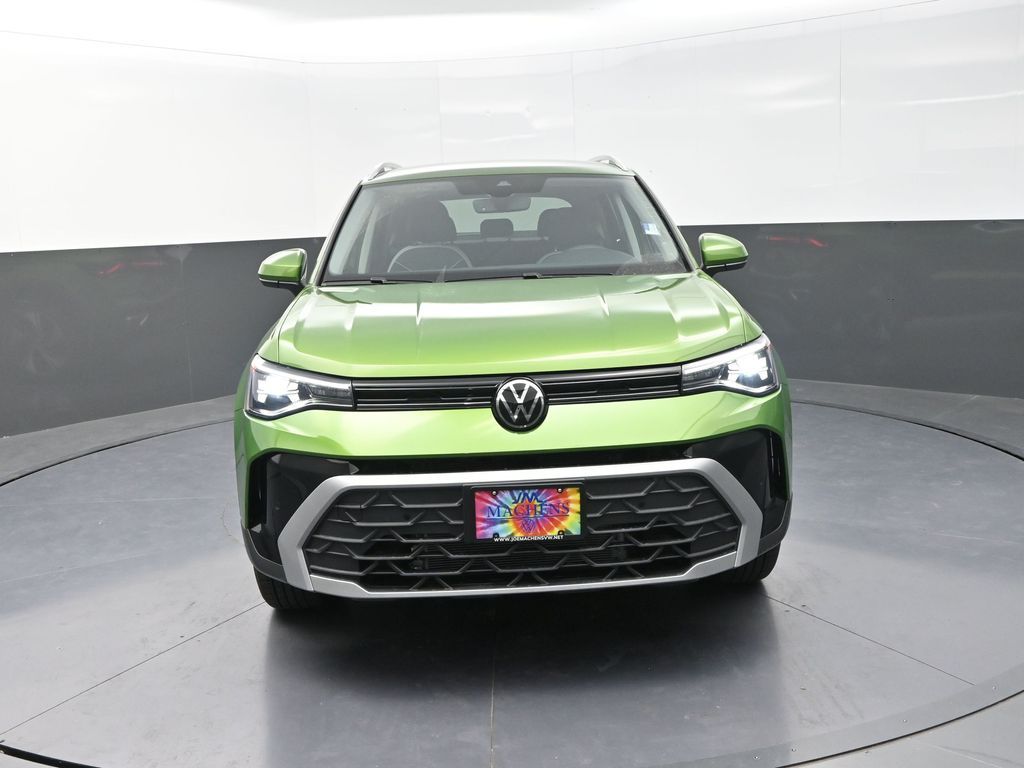 2025 Volkswagen Taos SE photo 2