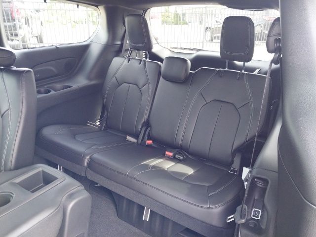 2025 Chrysler Pacifica photo 2