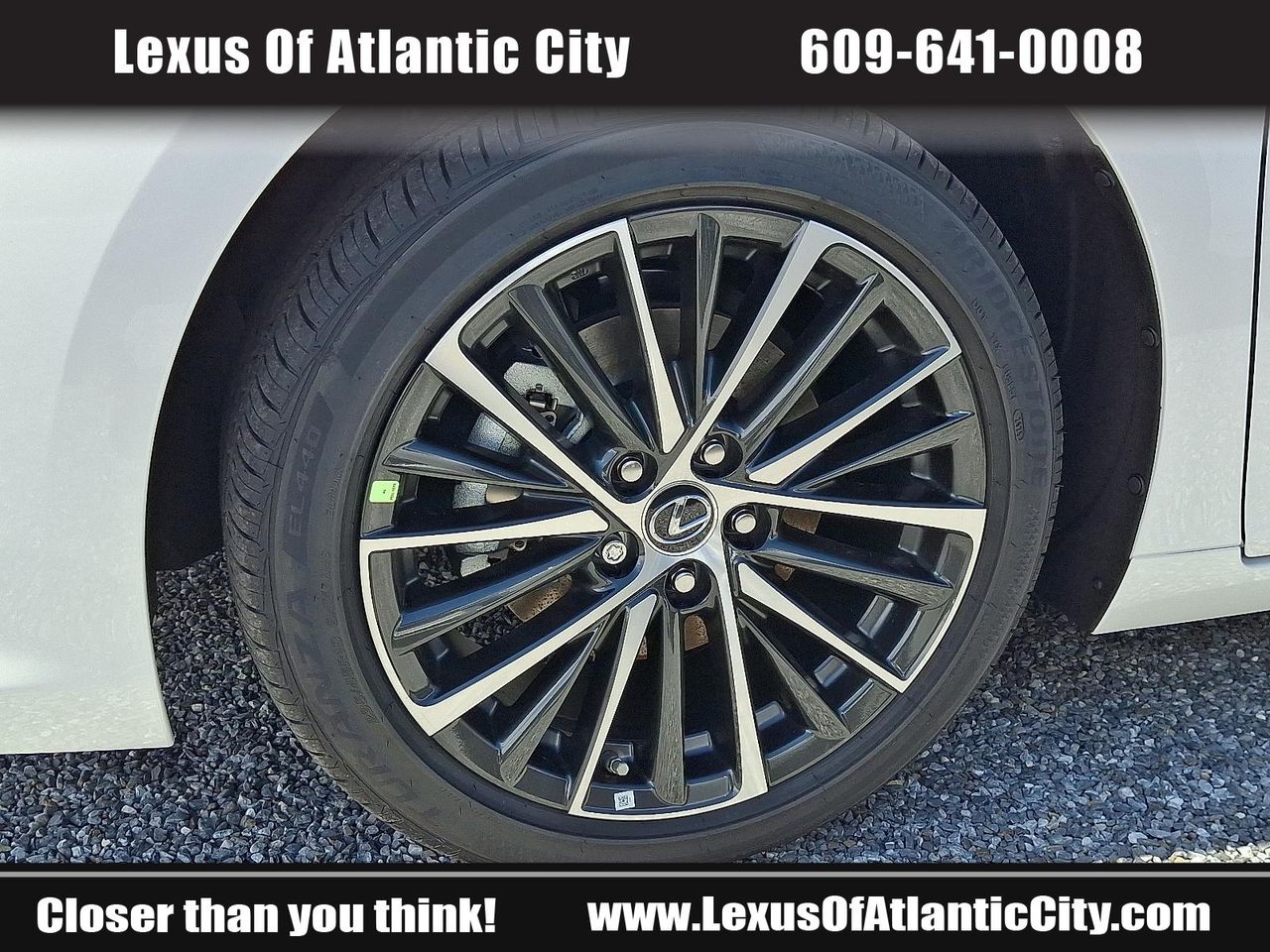 2025 Lexus ES 300h photo 4