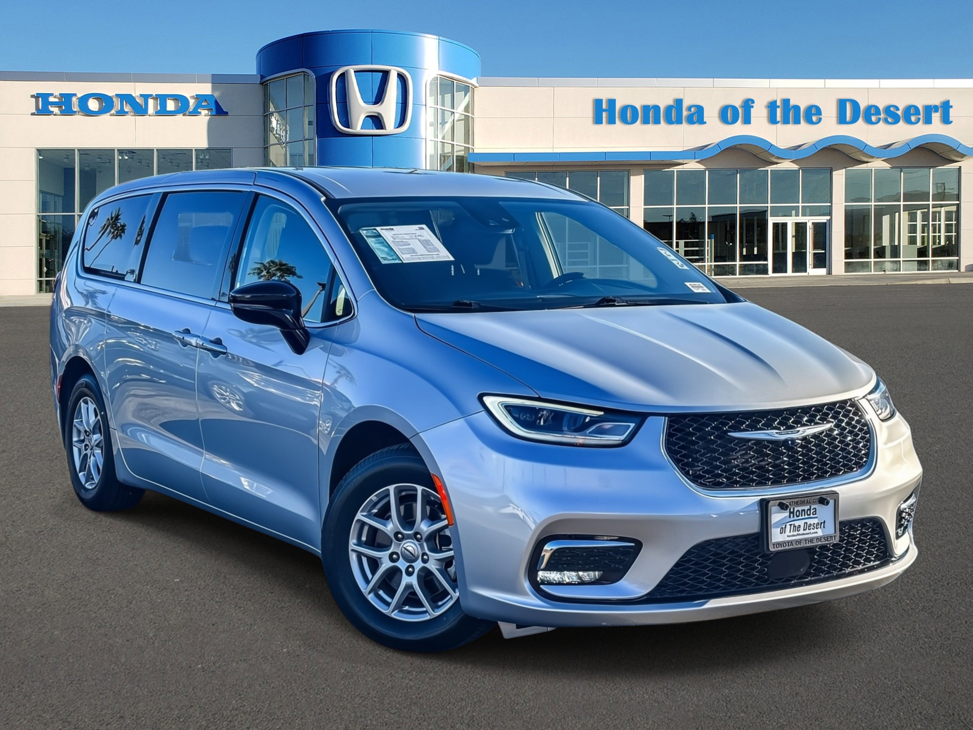 2024 Chrysler Pacifica Touring L's photo