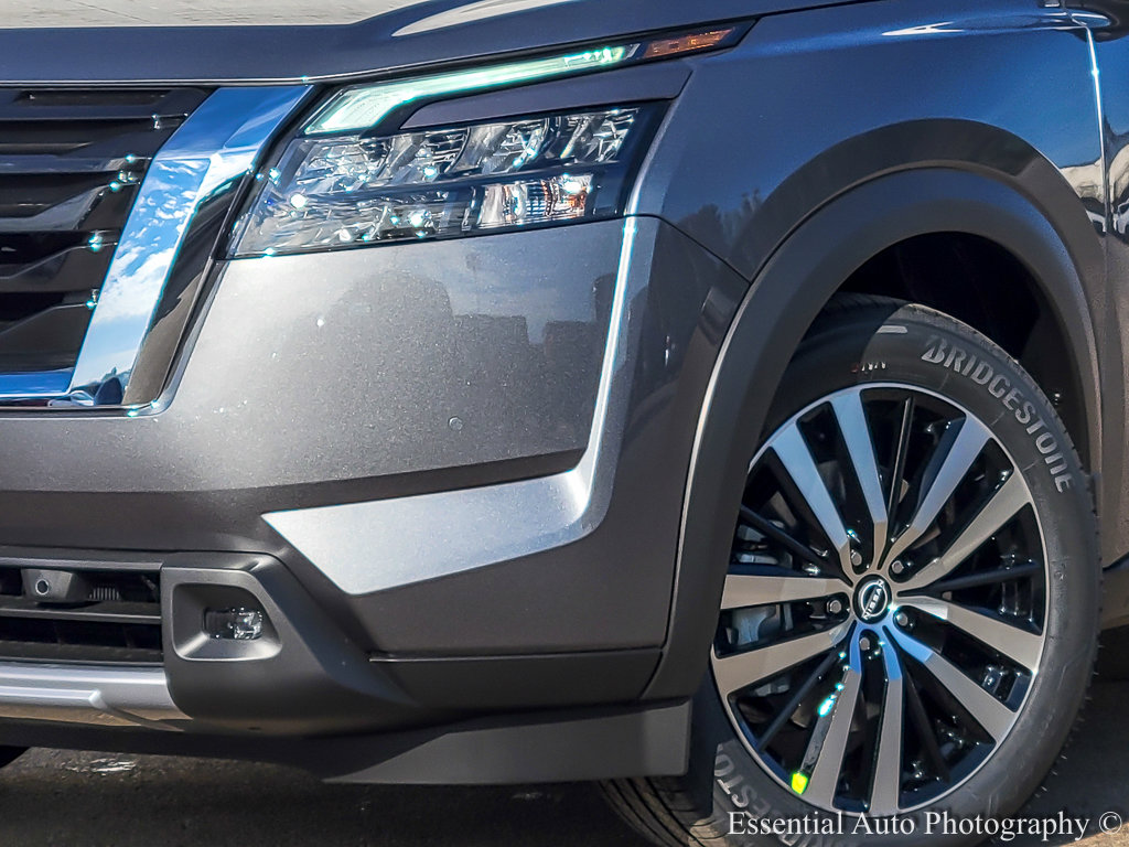 2025 Nissan Pathfinder Platinum photo 3