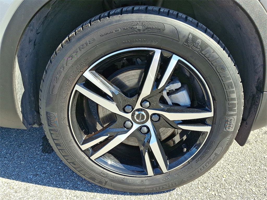 2025 Volvo XC40 Core photo 9