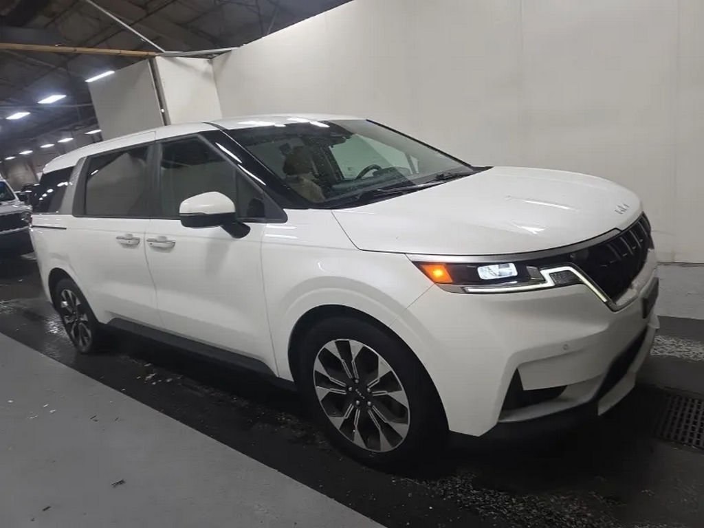 2023 Kia Carnival EX photo 2