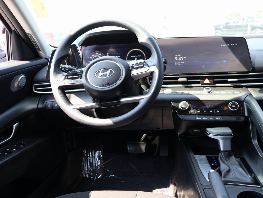 2024 Hyundai Elantra SEL photo 17