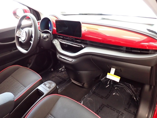2024 Fiat 500e Red photo 10