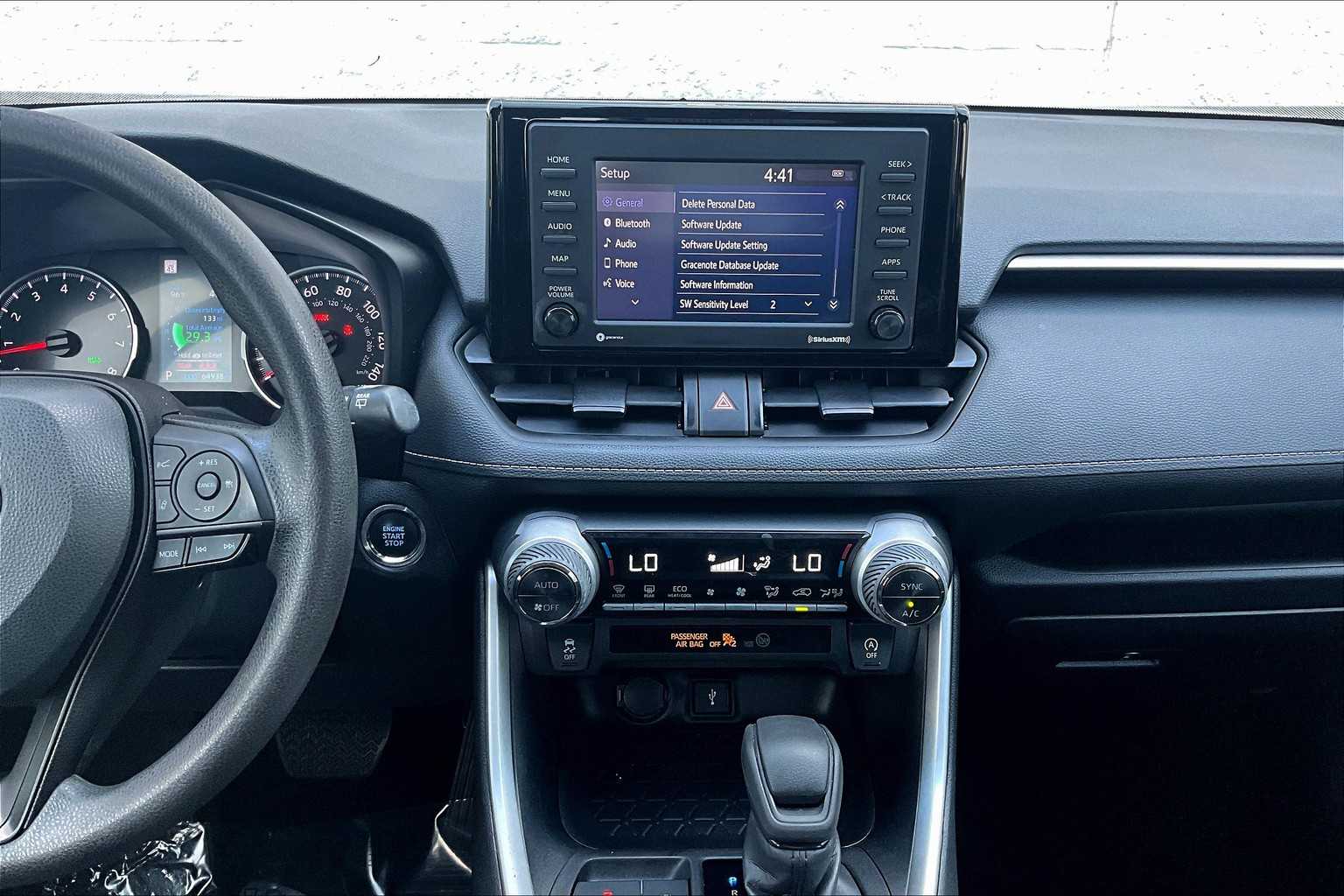 2022 Toyota RAV4 XLE photo 4