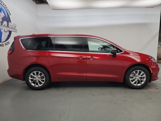 2026 Chrysler Pacifica photo 3