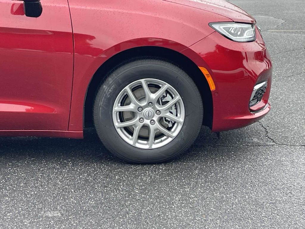 2025 Chrysler Pacifica photo 11