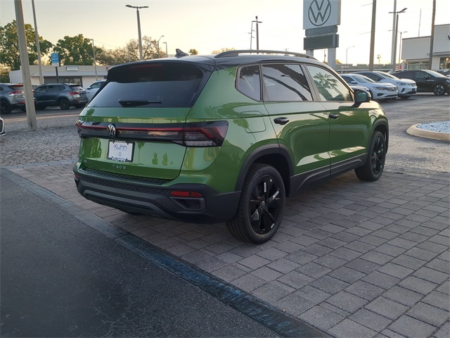 2025 Volkswagen Taos SE photo 4