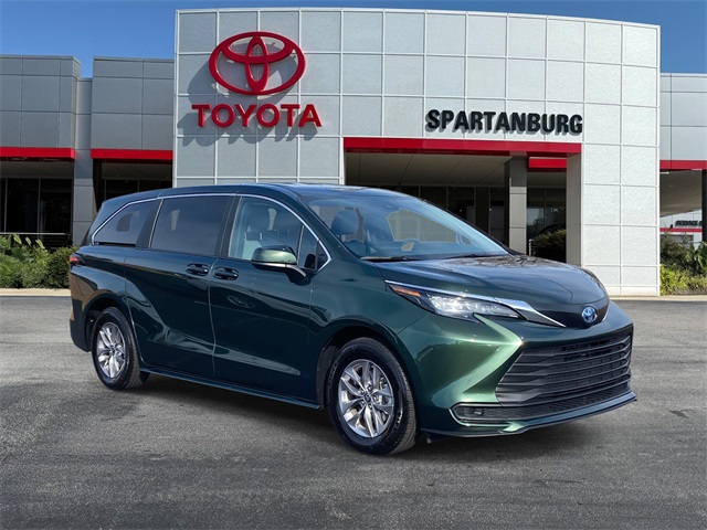 2025 Toyota Sienna LE's photo