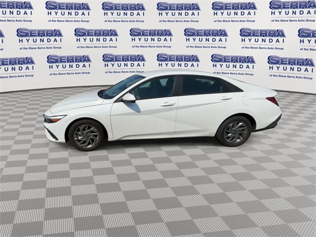 2024 Hyundai Elantra SEL photo 2