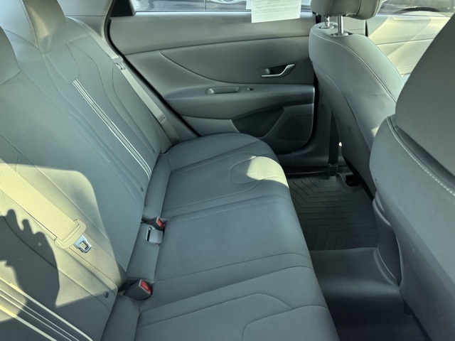 2022 Hyundai Elantra SEL photo 3