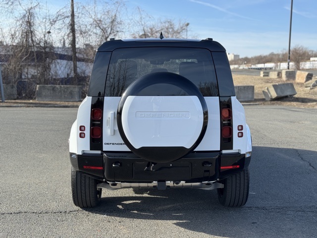 2025 Land Rover Defender 110 X-Dynamic SE photo 4