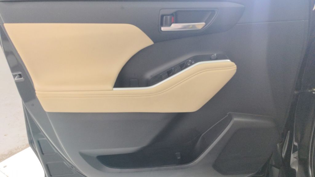 2023 Toyota Highlander L photo 17