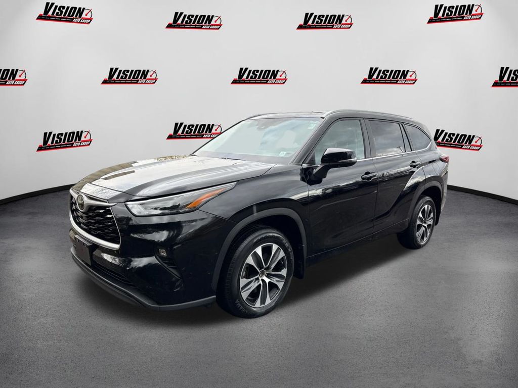 2024 Toyota Highlander XLE's photo