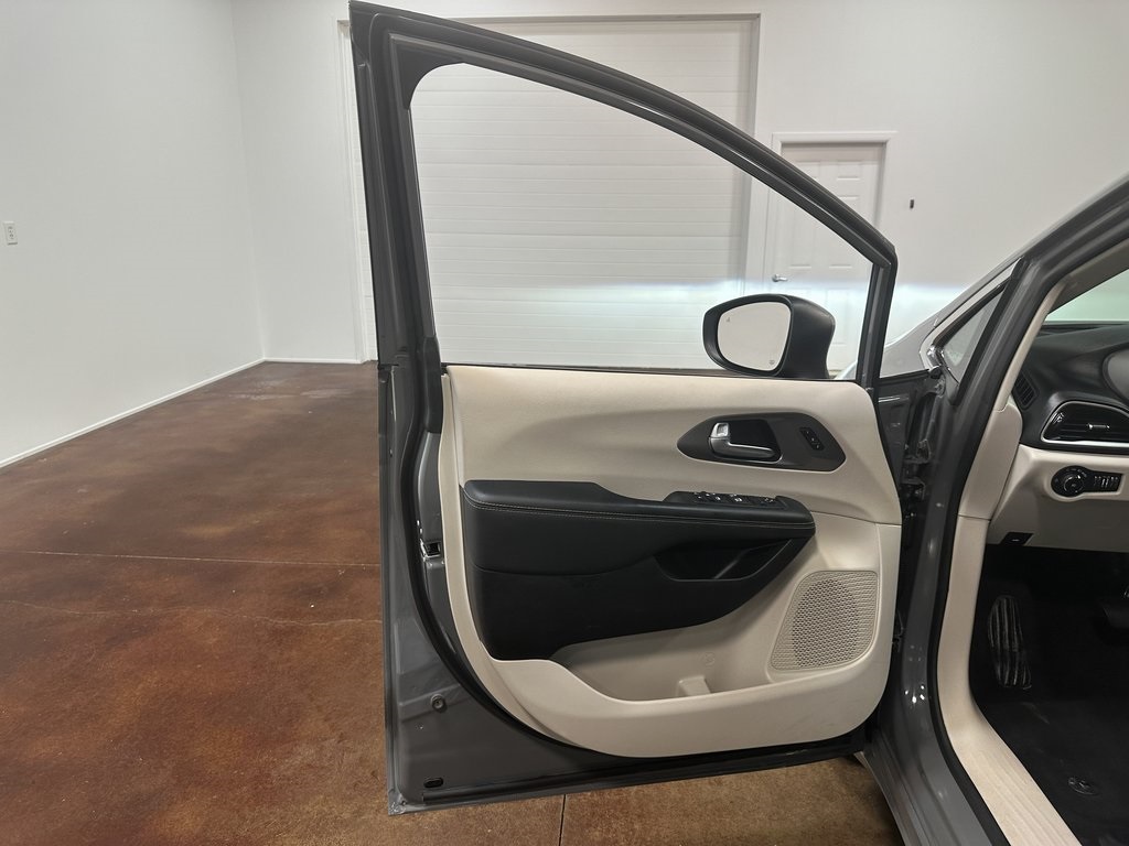 2023 Chrysler Pacifica Touring L photo 54