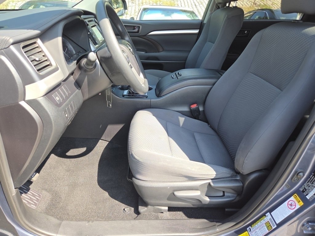 2019 Toyota Highlander LE Plus photo 2