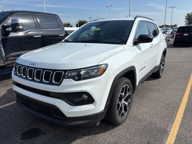 2024 Jeep Compass Latitude photo 3