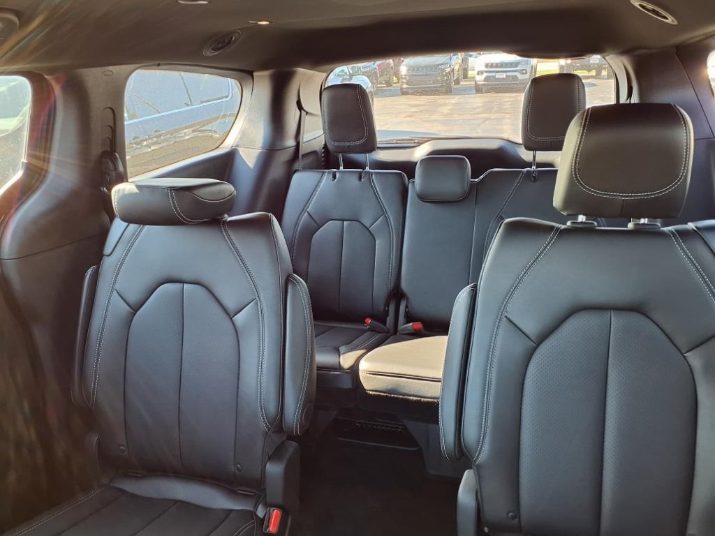 2026 Chrysler Pacifica photo 13