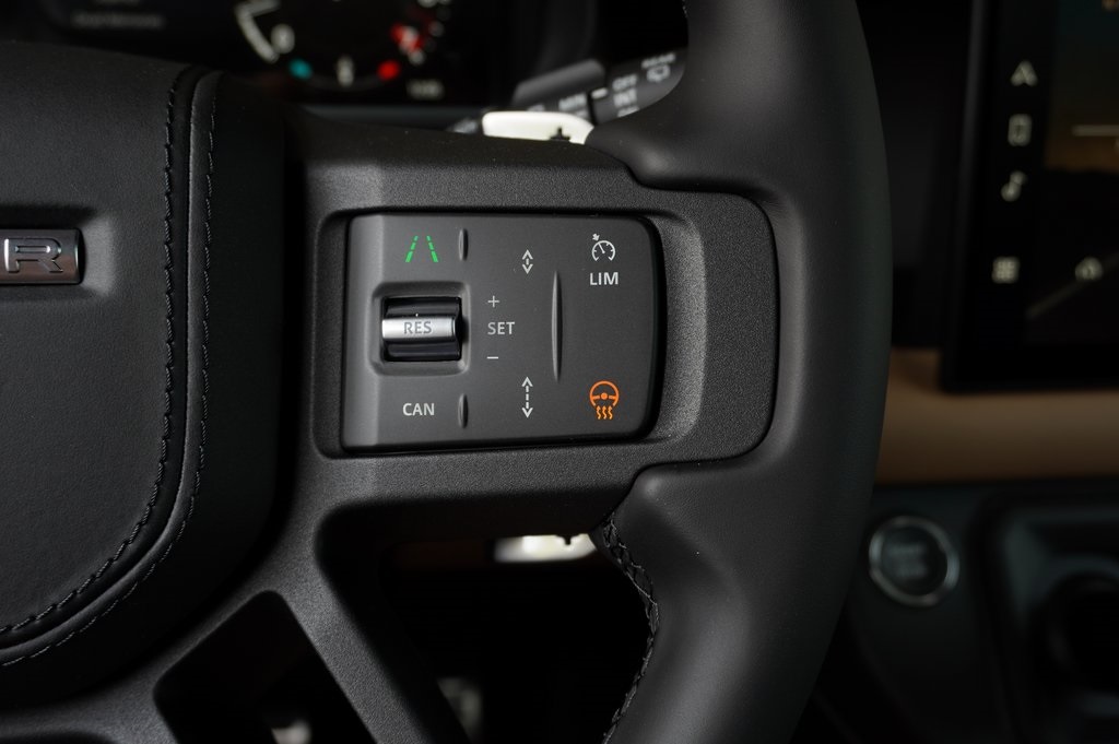 2025 LAND ROVER DEFENDER - Image 16