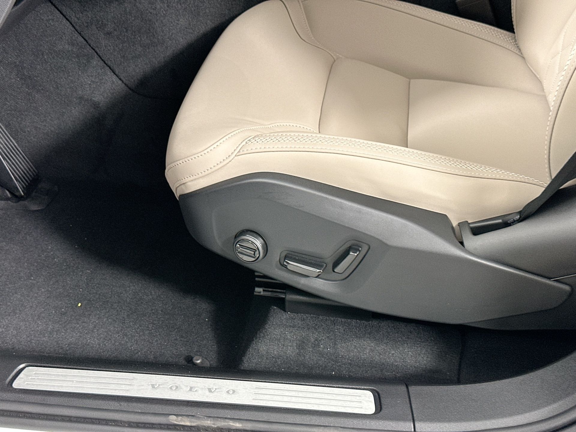 2026 Volvo XC60 B5 Core photo 15