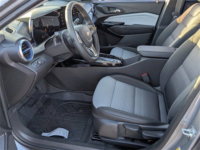 2025 Chevrolet Trax LT photo 3