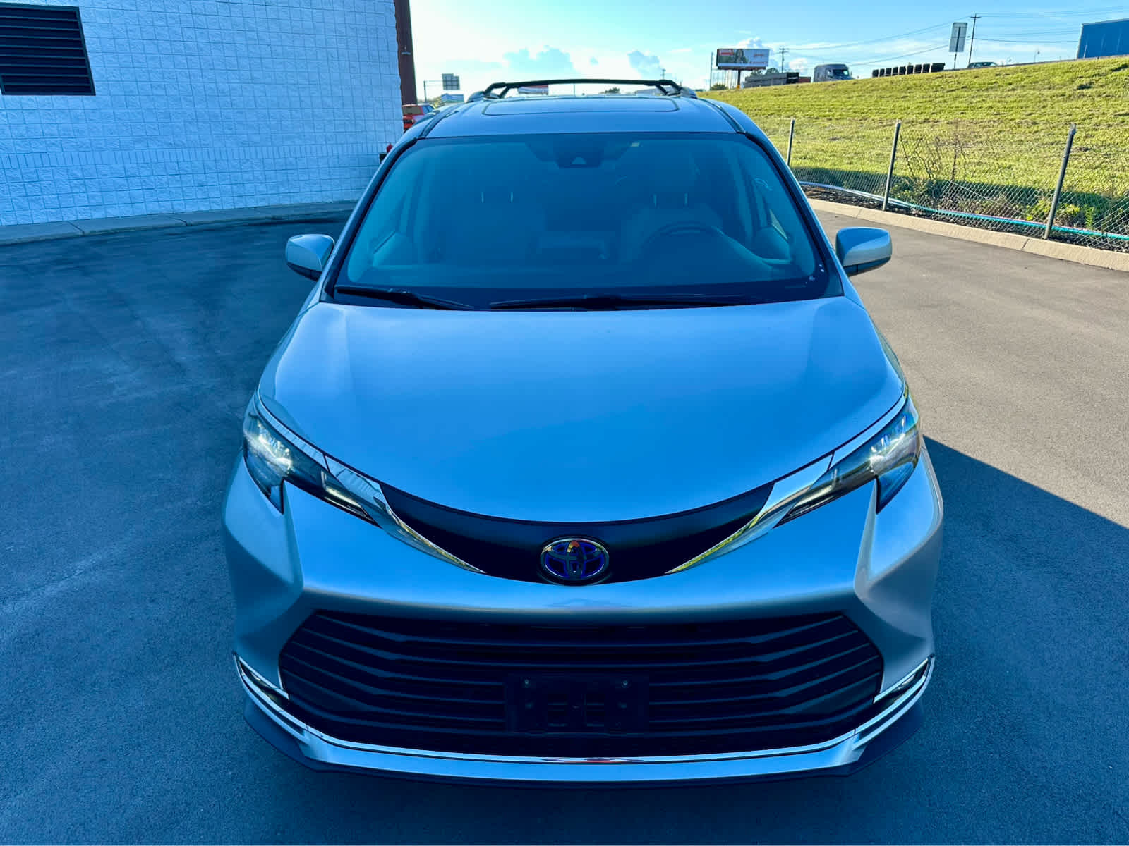 2024 Toyota Sienna XLE photo 2