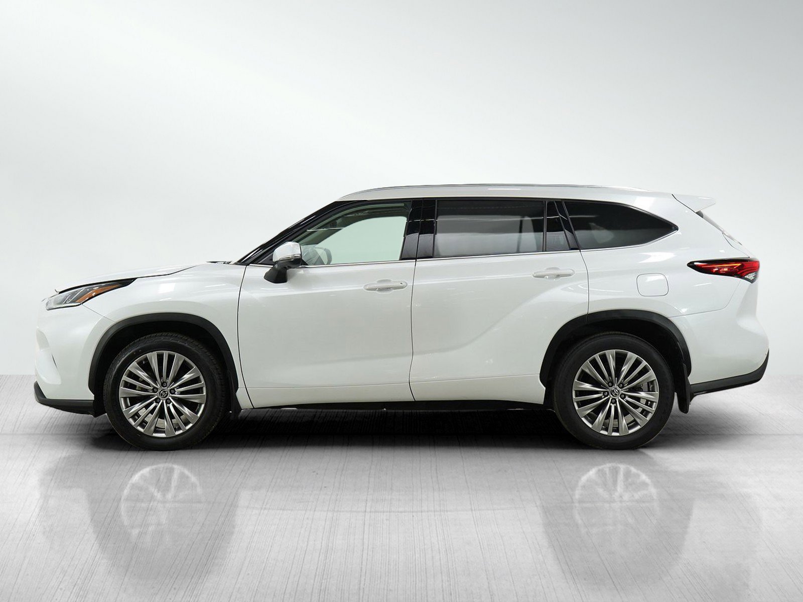 Used 2023 Toyota Highlander Limited with VIN 5TDKDRBH9PS013406 for sale in Bloomington, Minnesota