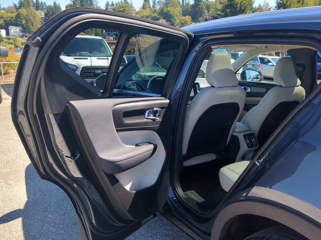 2022 Volvo XC40 T5 Inscription AWD photo 7