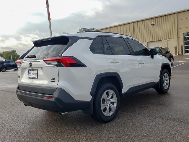 2021 Toyota RAV4 LE photo 4