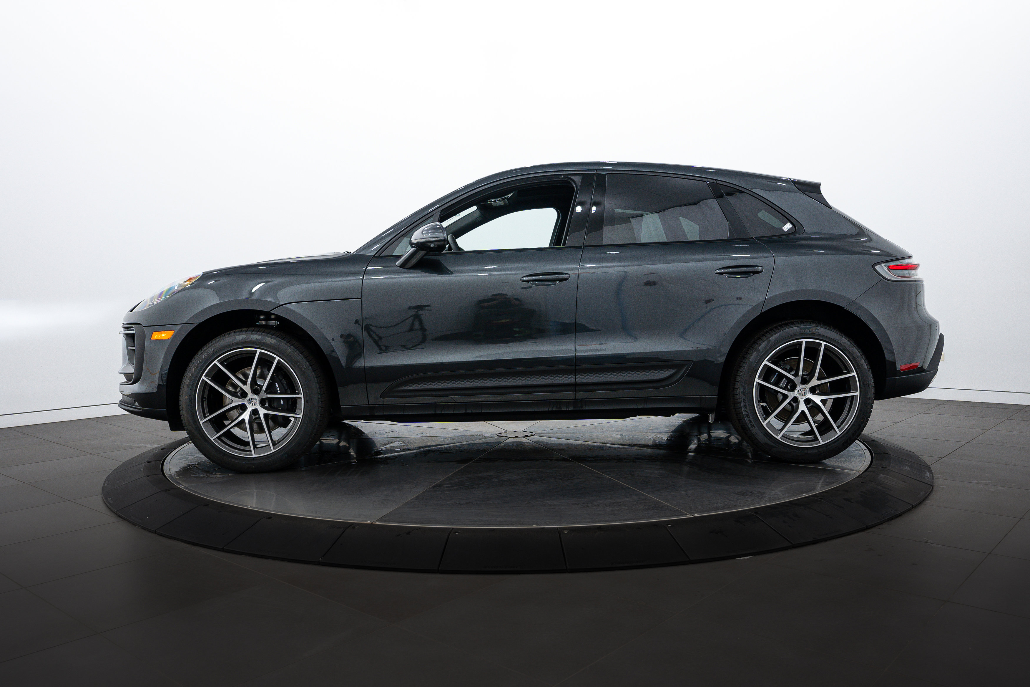 2025 Porsche Macan Base photo 2