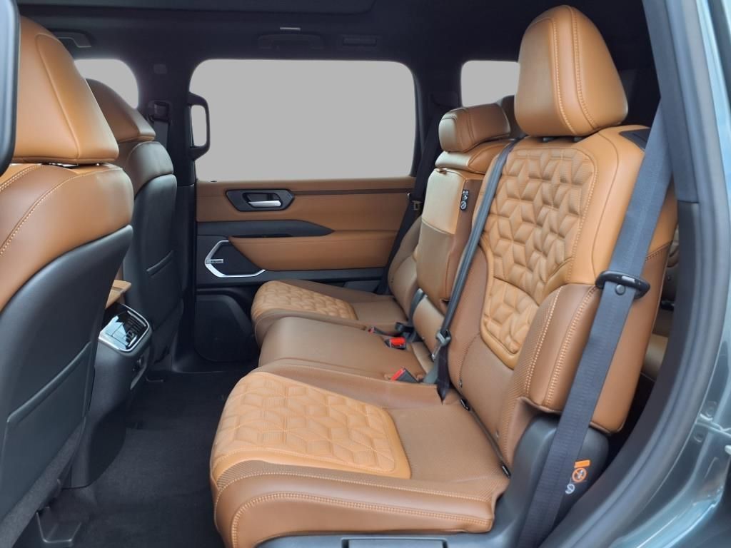 2025 Nissan Armada Platinum Reserve photo 18