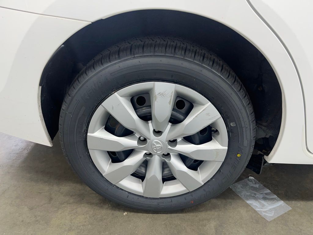 2015 Toyota Corolla LE photo 29